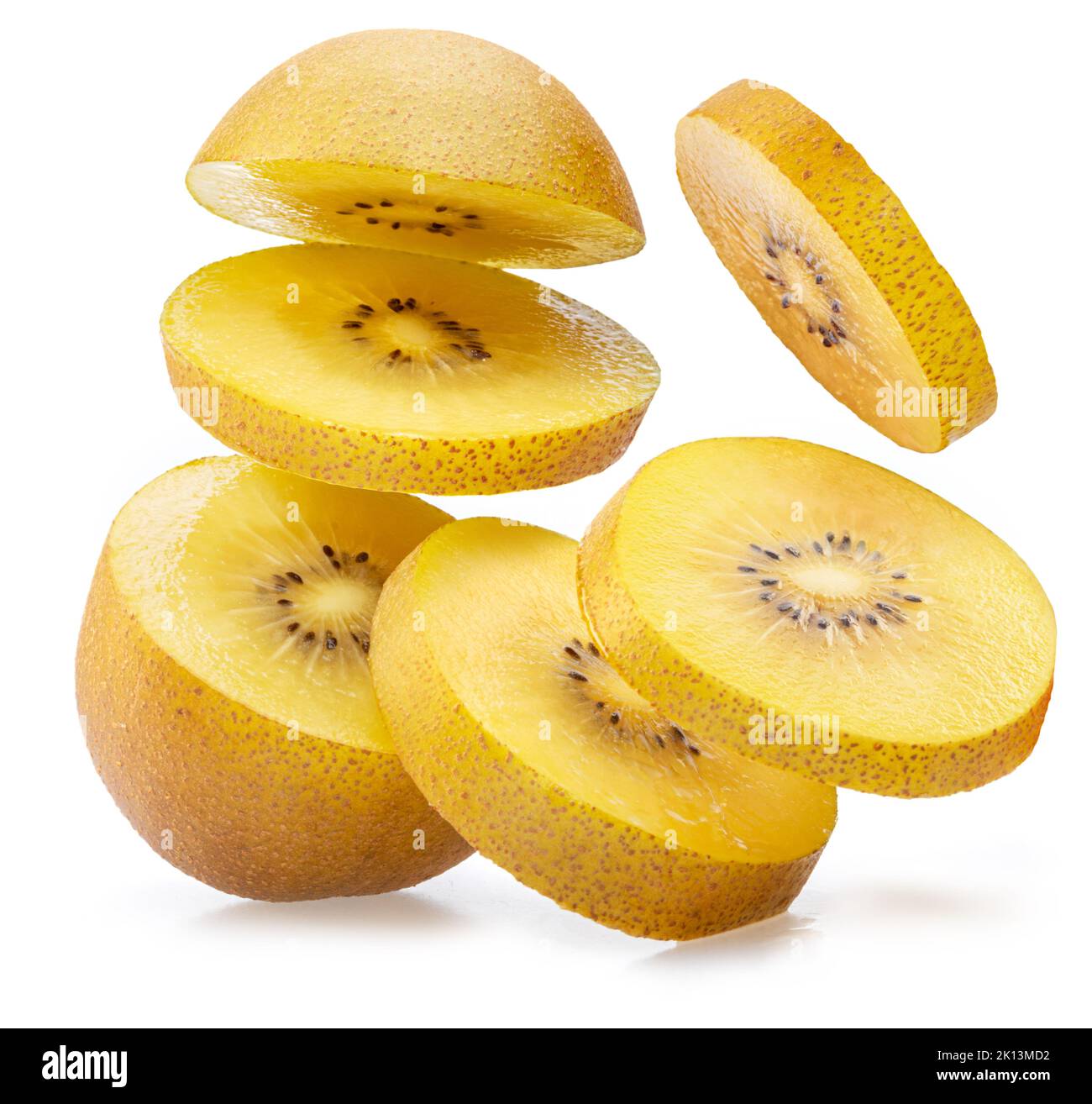 Tranches de kiwi doré isolées sur fond blanc. Banque D'Images