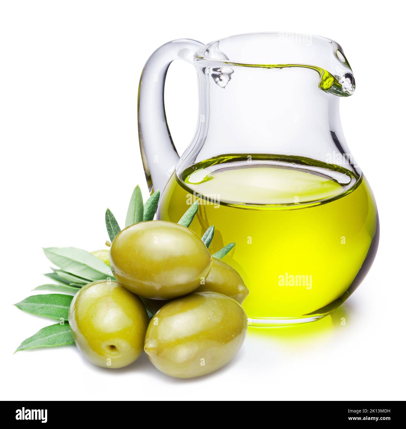 Olives naturelles vertes et carafe à l'huile d'olive isolée sur fond blanc. Banque D'Images