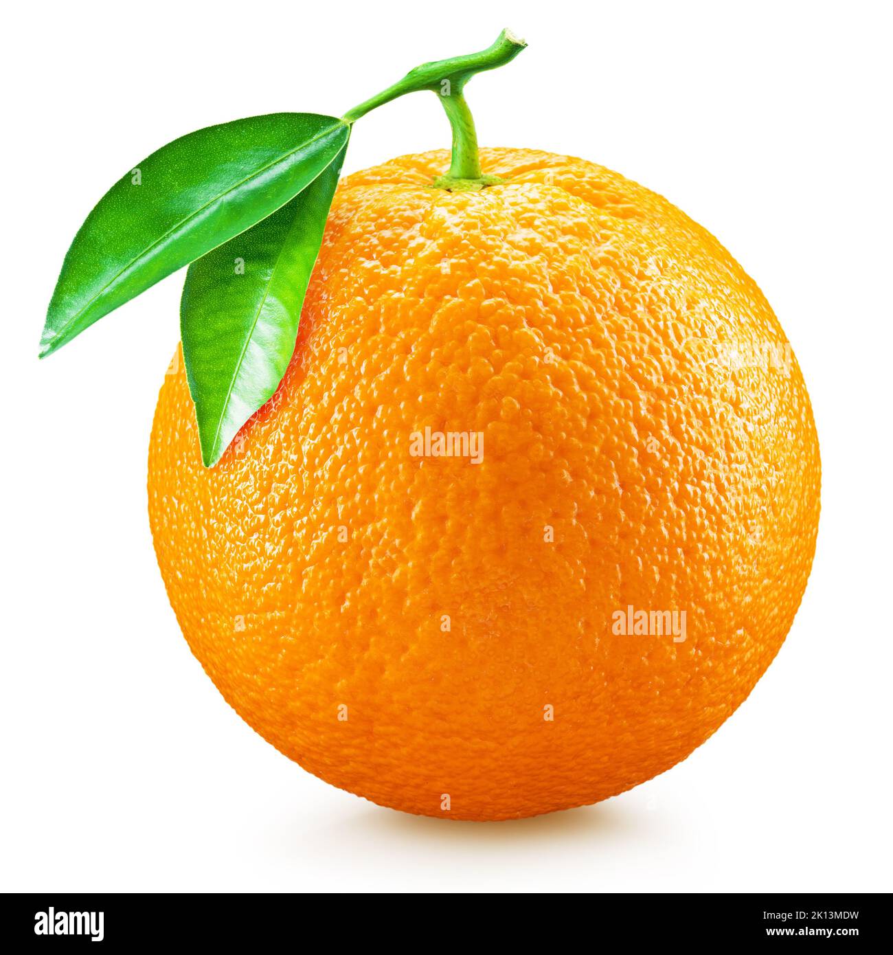 Fruit orange mûr avec feuilles d'arbre orange isolées sur fond blanc. Masque. Banque D'Images