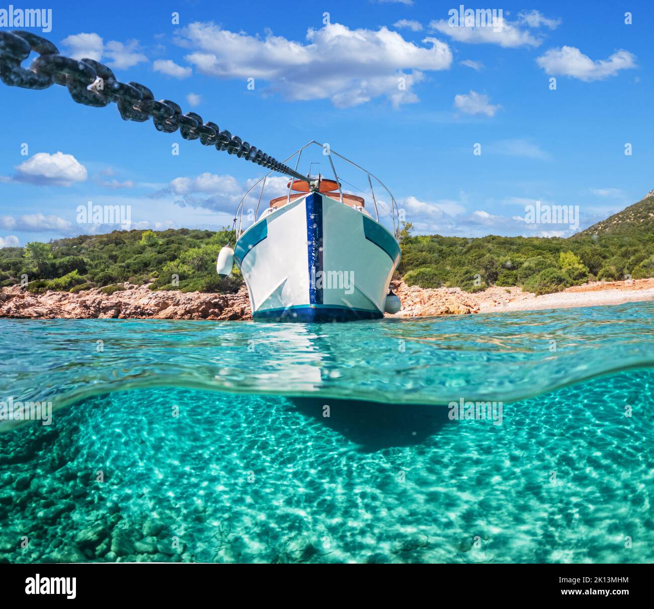 Vue partagée - vue à moitié sous-marine de beaux fonds marins avec poissons de mer et beau yacht marin, Turquie, Bodrum. Banque D'Images