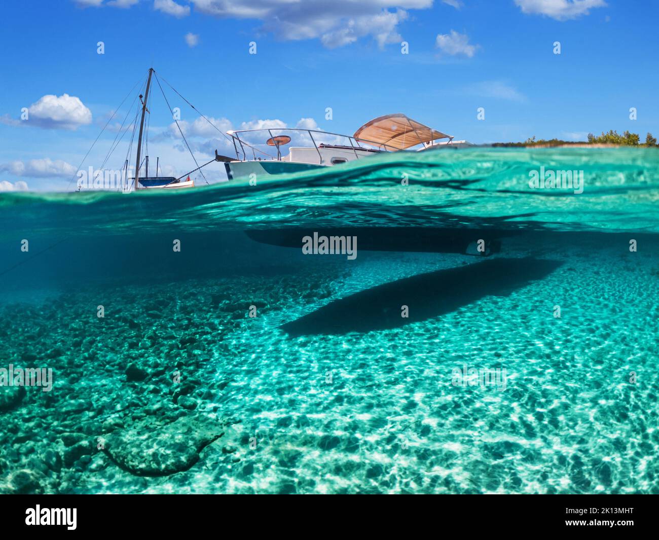 Vue partagée - vue à moitié sous-marine de beaux fonds marins avec poissons de mer et beau yacht marin, Turquie, Bodrum. Banque D'Images