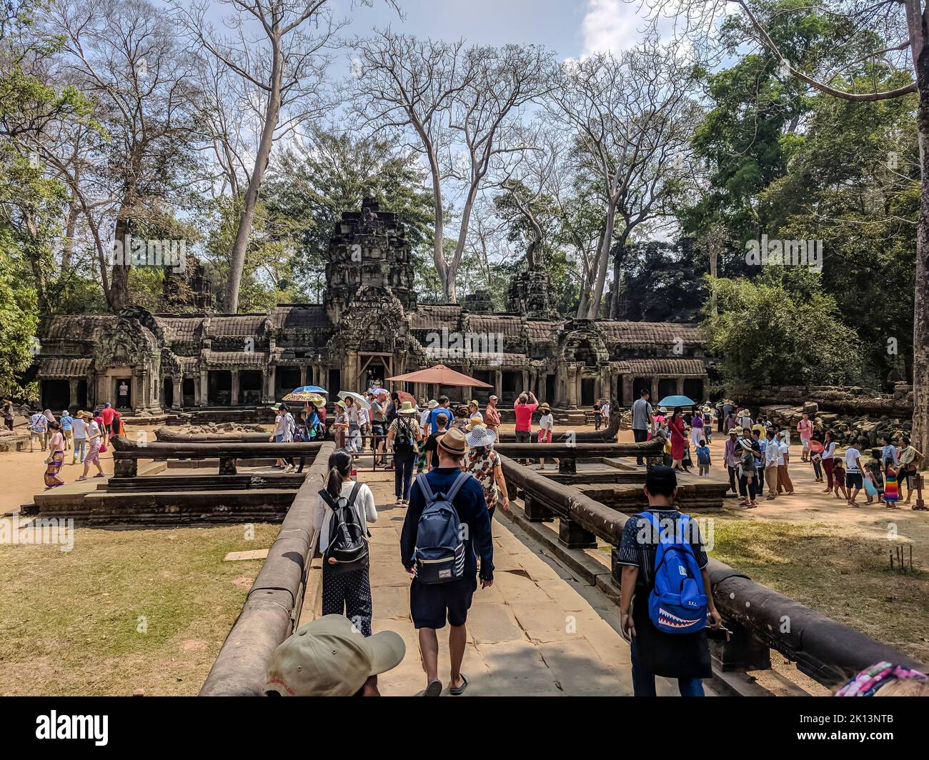 Touristes visitant l'ancienne Thom d'Angkor, Cambodge Banque D'Images