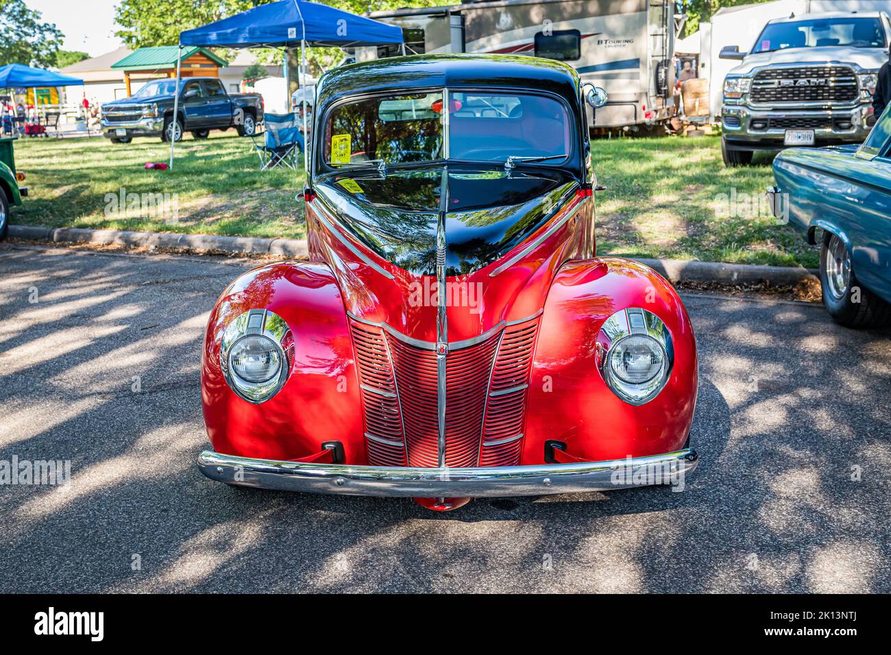 Falcon Heights, MN - 18 juin 2022 : vue de face d'un coupé Ford Deluxe Flathead V8 1940 lors d'un salon de voiture local. Banque D'Images