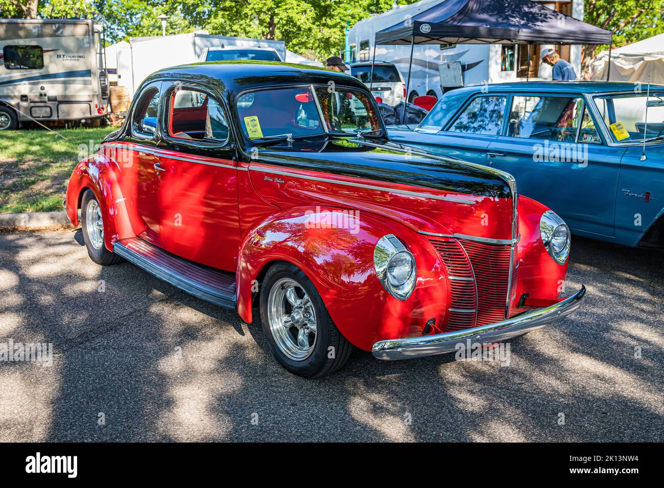 Falcon Heights, MN - 18 juin 2022 : vue d'angle avant haute perspective d'un coupé Ford Deluxe Flathead V8 1940 lors d'un salon de voiture local. Banque D'Images