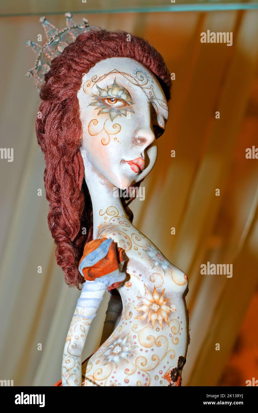 Une poupée à collectionner, une déesse ethnique détaillée, est exposée à l'exposition de poupées de l'auteur sur 09 janvier 2012 à Kiev, en Ukraine Banque D'Images