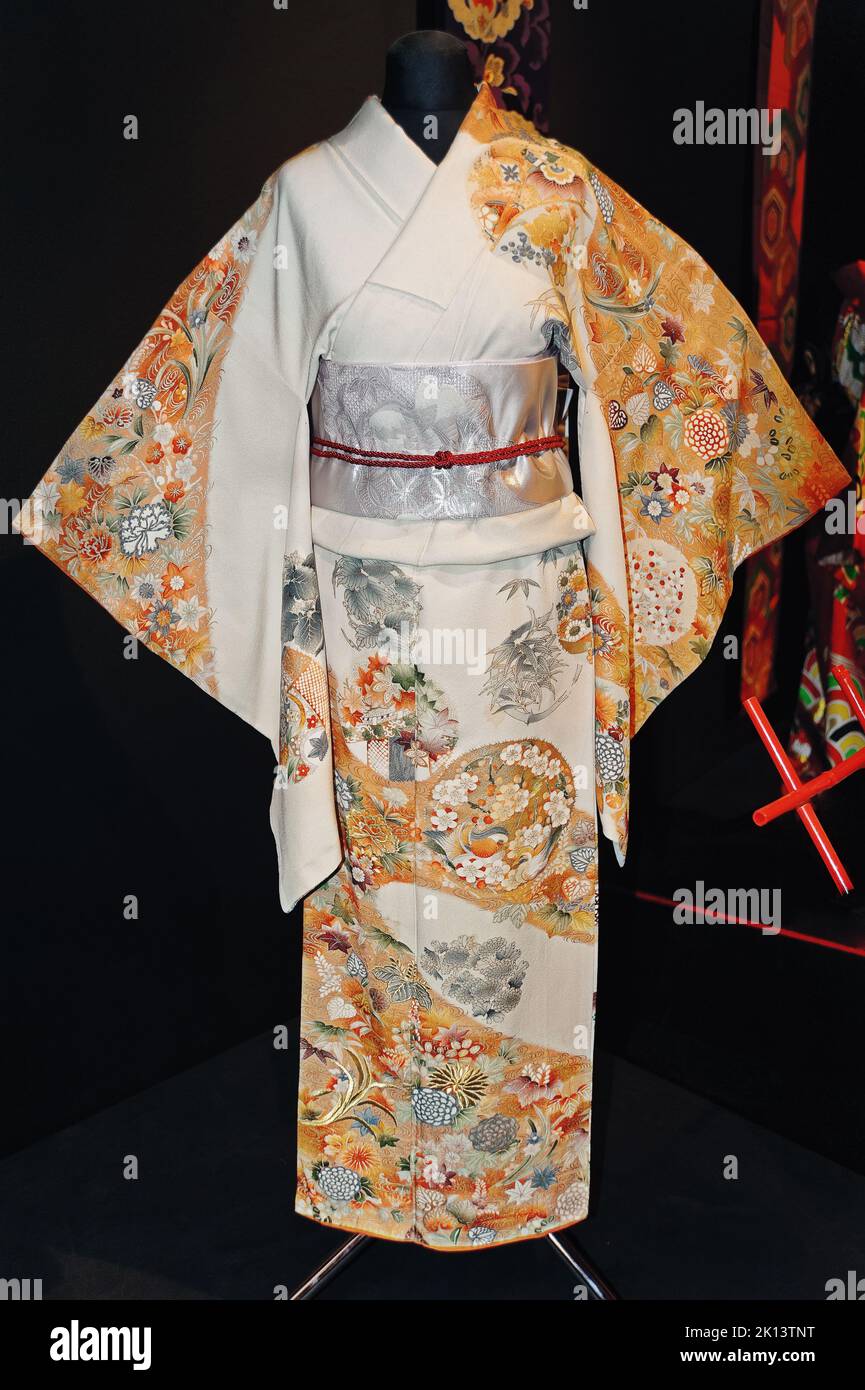 Un kimono japonais original avec une magnifique broderie colorée sur l'exposition de la mode japonaise à Kiev, Ukraine. Banque D'Images