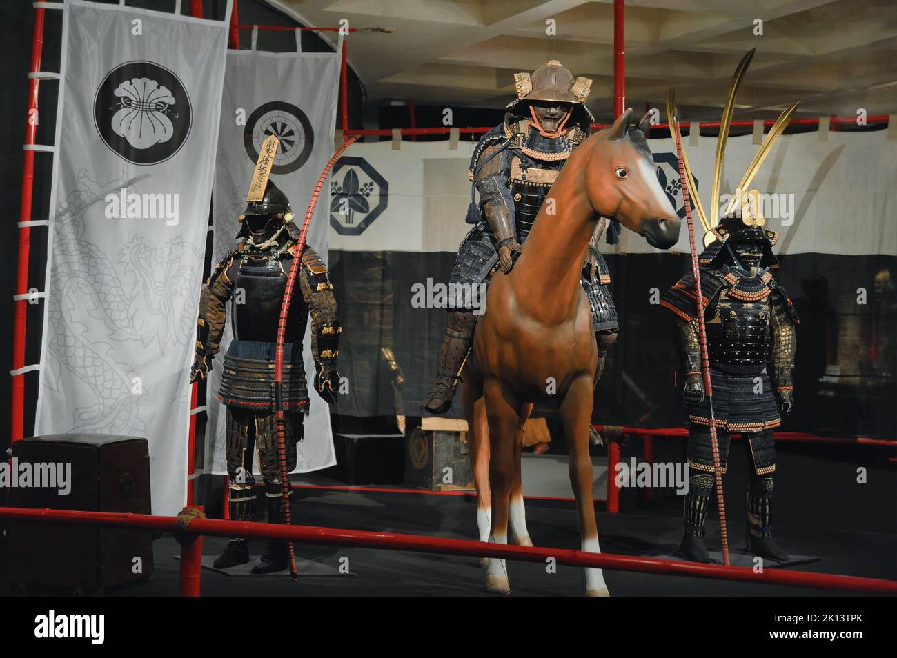 Le détachement de samouraï est exposé à l'exposition sur l'art japonais de la guerre à Kiev, en Ukraine. Banque D'Images