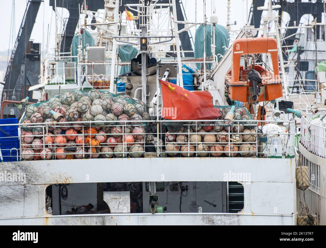 Chalutiers chinois dans les eaux de pêche de l'océan Atlantique dans le port de Las Palmas. Banque D'Images