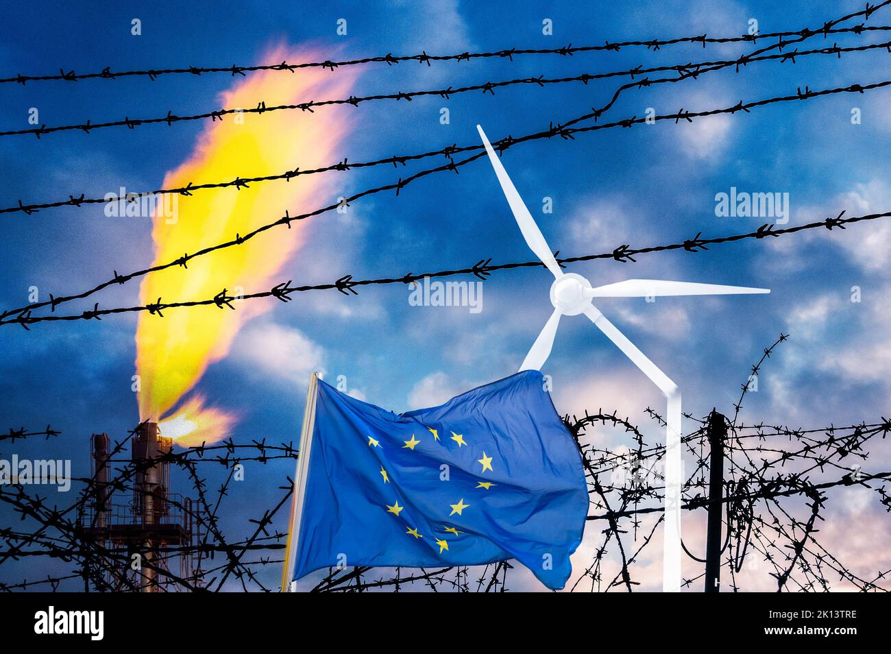 Usine de gaz industriel derrière une clôture barbelée et drapeau de l'UE avec éolienne cassée. Crise énergétique, Russie, conflit en Ukraine, énergies renouvelables, combustibles fossiles Banque D'Images