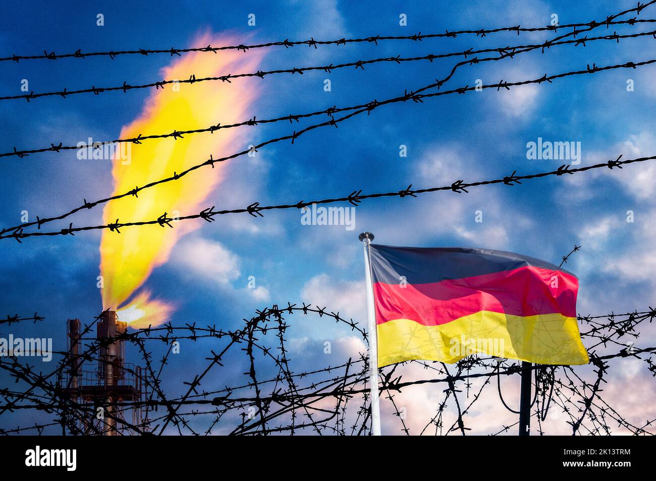 Usine de gaz industriel derrière la clôture barbelée et le drapeau de l'Allemagne. Crise énergétique, Russie, conflit en Ukraine, guerre, combustibles fossiles Banque D'Images