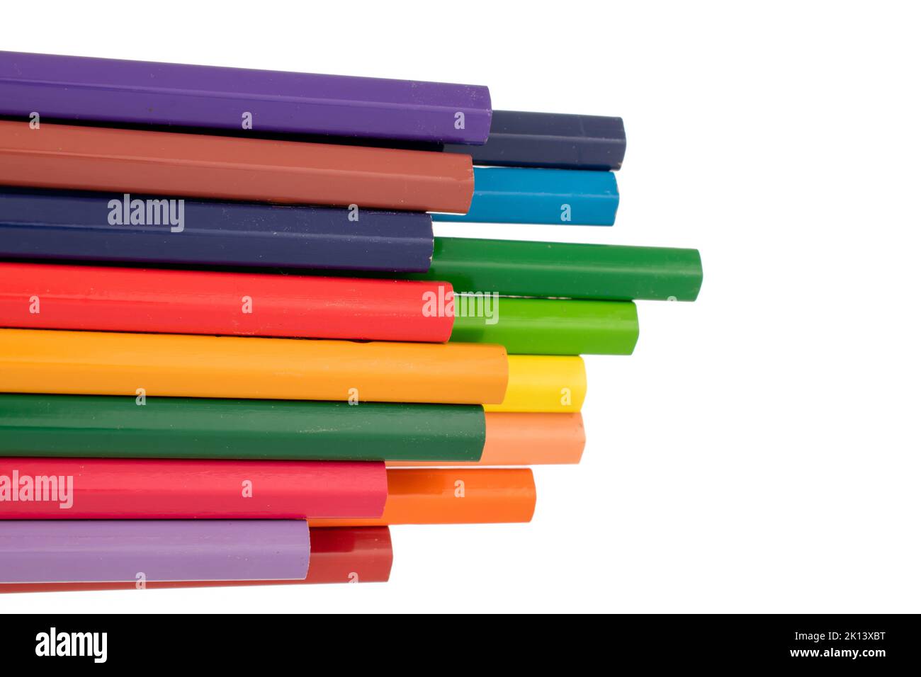 Plusieurs crayons de couleur, gros plan, isolés sur fond blanc. Banque D'Images