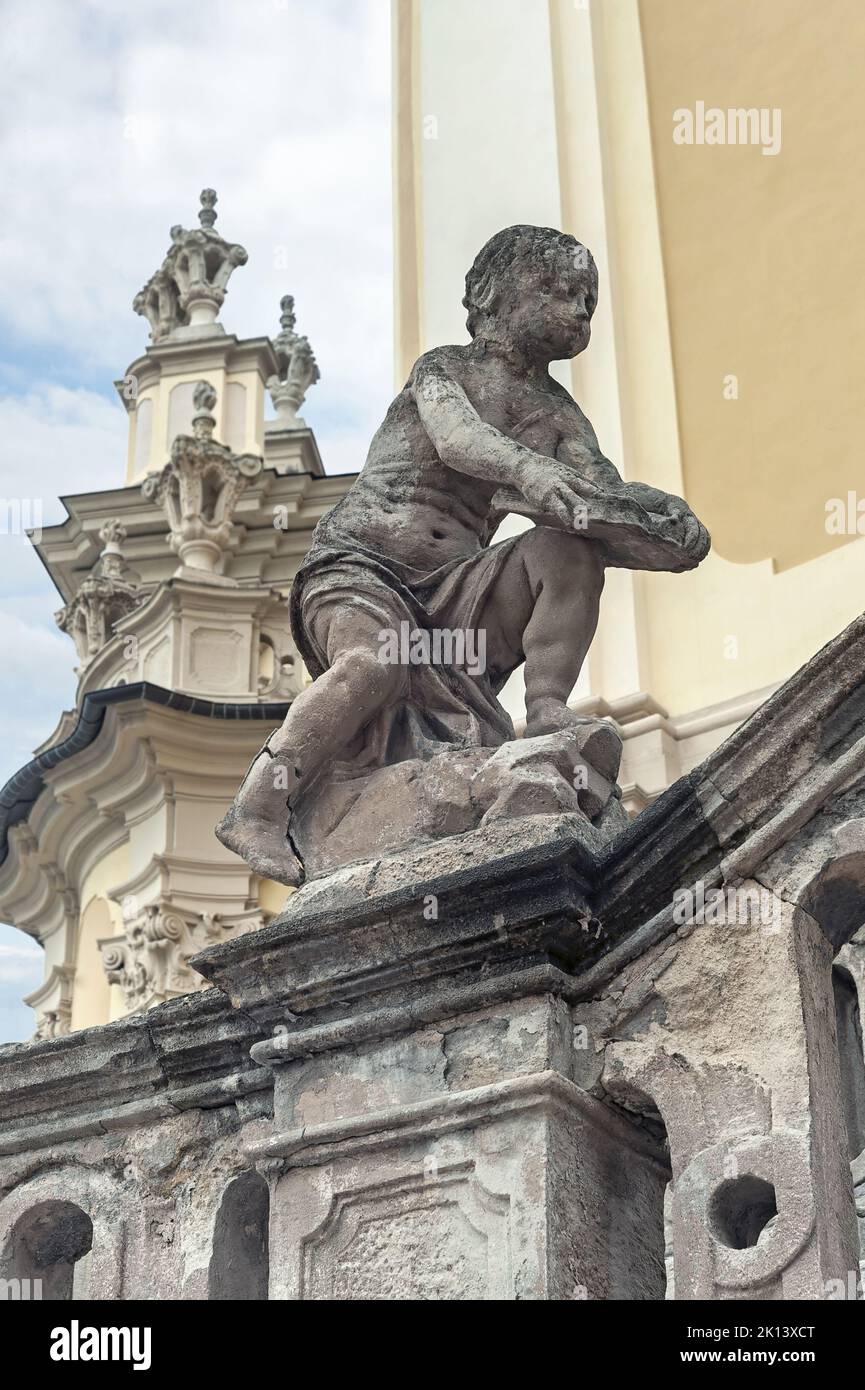 Celle des sculptures sur la façade de la cathédrale catholique grecque de Saint-Georges à Lviv, en Ukraine Banque D'Images
