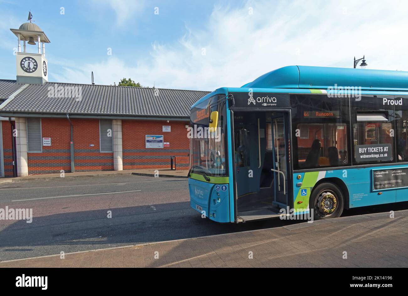 Station de bus de la vieille ville de Runcorn, bus, lignes de bus, 110, 61, Gare routière de Runcorn High Street, Halton, Cheshire, Angleterre, Royaume-Uni, WA7 1LX Banque D'Images