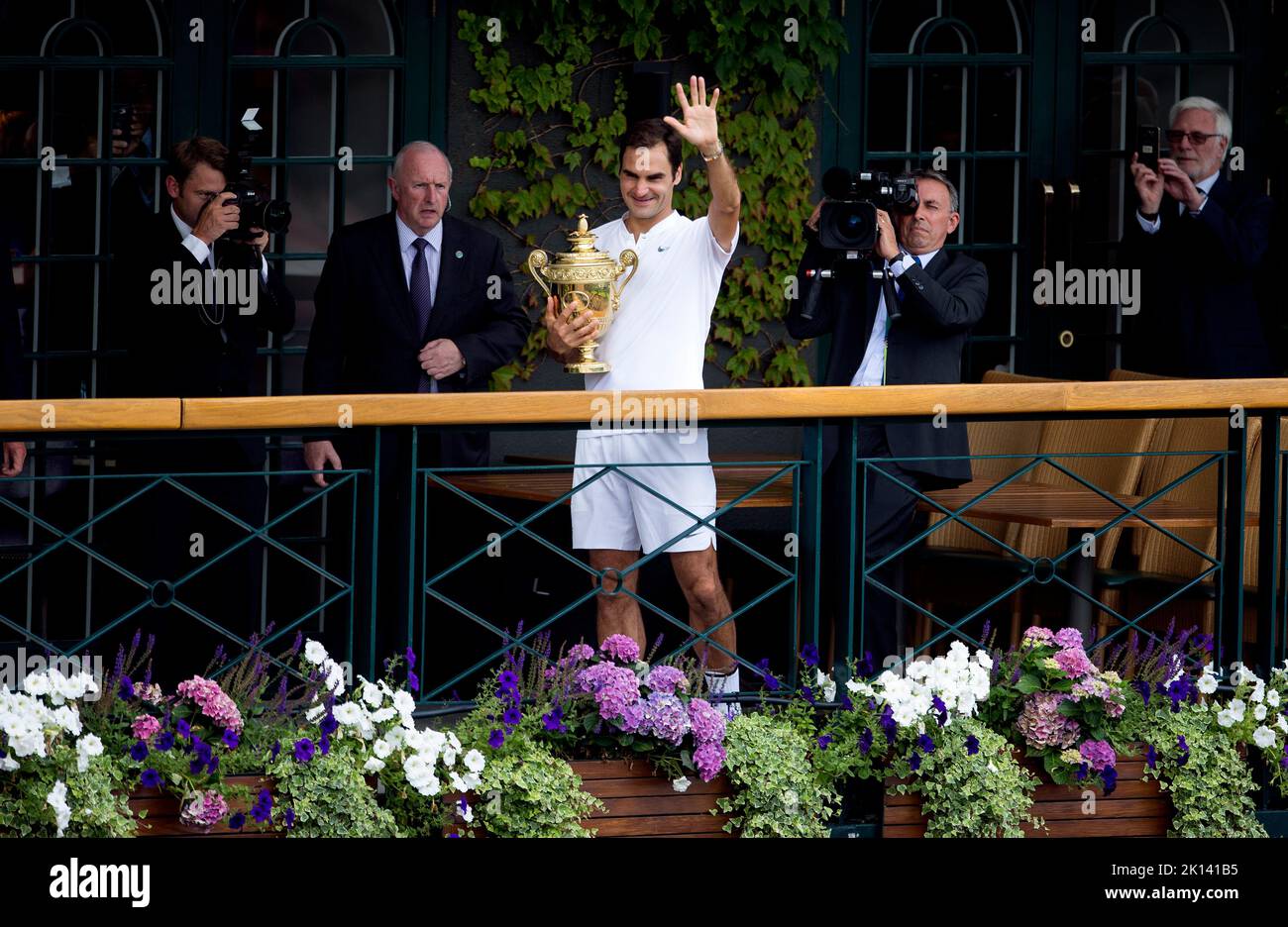 Photo du dossier datée du 16-07-2017 de Roger Federer avec le trophée après avoir battu Marin Cilic dans la finale des célibataires de Gentlemen's. Roger Federer a annoncé qu'il quittera le tennis professionnel après la coupe du castor. Date de publication : jeudi 15 septembre 2022. Banque D'Images