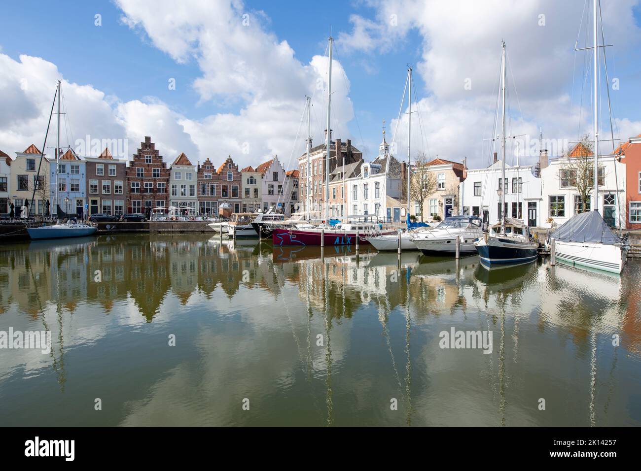 Goes - vue sur une marina très mignonne avec des reflets émotifs sur l'eau, Zeeland, pays-Bas, 21.03.2018 Banque D'Images