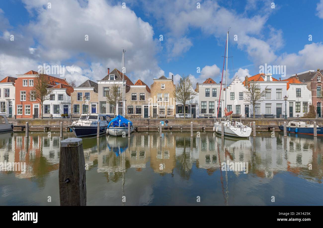 Goes - vue sur une marina très mignonne avec des reflets émotifs sur l'eau, Zeeland, pays-Bas, 21.03.2018 Banque D'Images