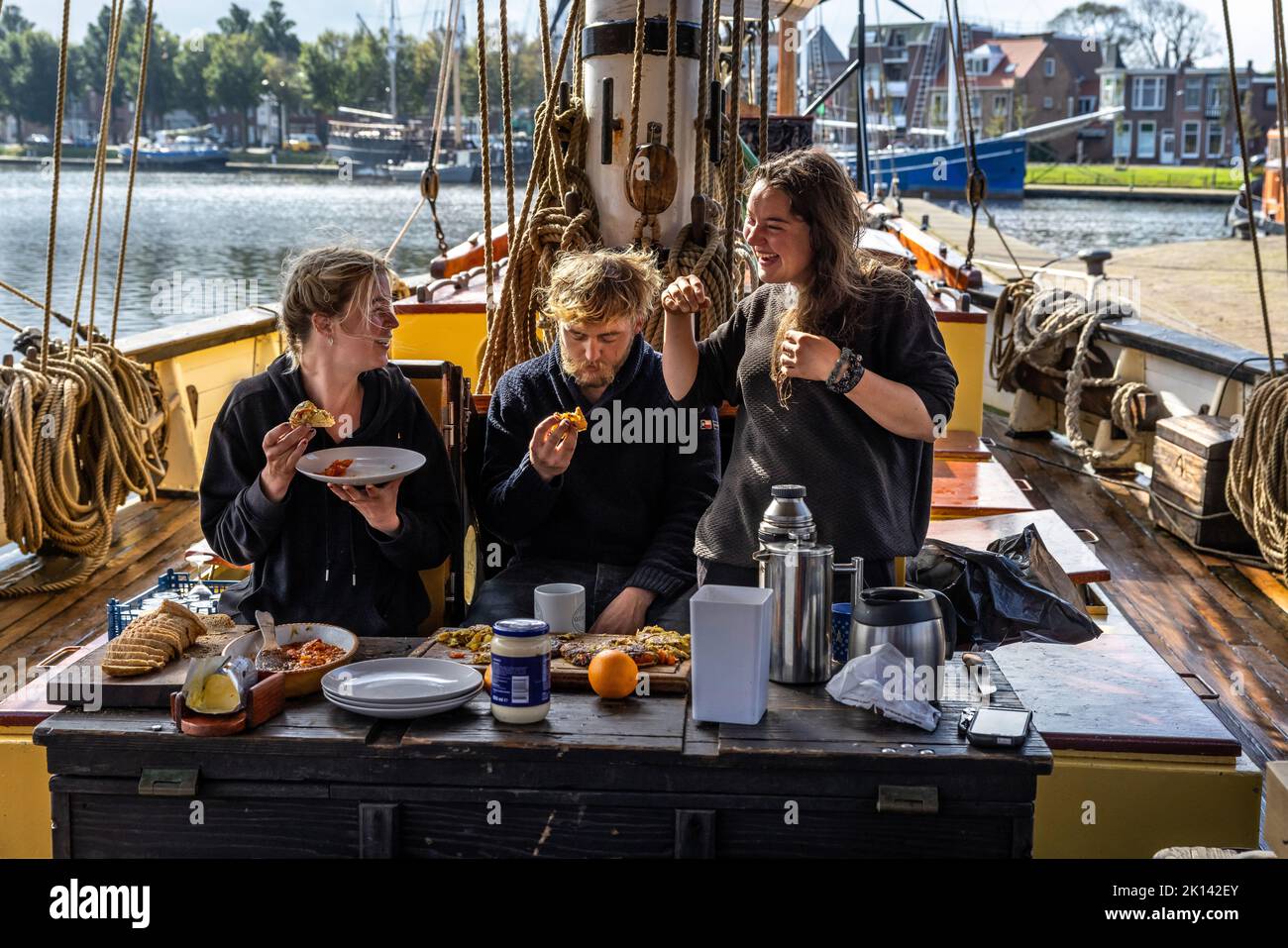 Soirée de bienvenue pour l'équipage des « Tres Hombres » dans le port d'attache de Den Helder. Le voilier cargo Tres Hombres de la compagnie maritime Fairtransport a amarré dans son port d'attache à Den Helder, pays-Bas. Ici, il est préparé par l'équipage pour son prochain voyage. La goélette Tres Hombres transporte des marchandises telles que le vin, le café, le chocolat et le rhum des Caraïbes de l'autre côté de l'Atlantique vers l'Europe de manière totalement neutre sur le plan climatique. Banque D'Images