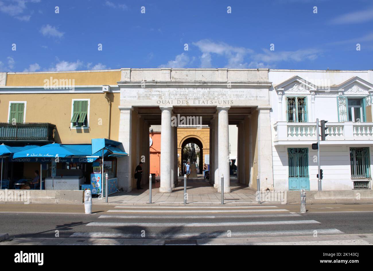Vue sur les magnifiques bâtiments italianates du Quai des États-Unis situé sur la Promenade des Anglais sur la Côte d'Azur à Nice. Banque D'Images