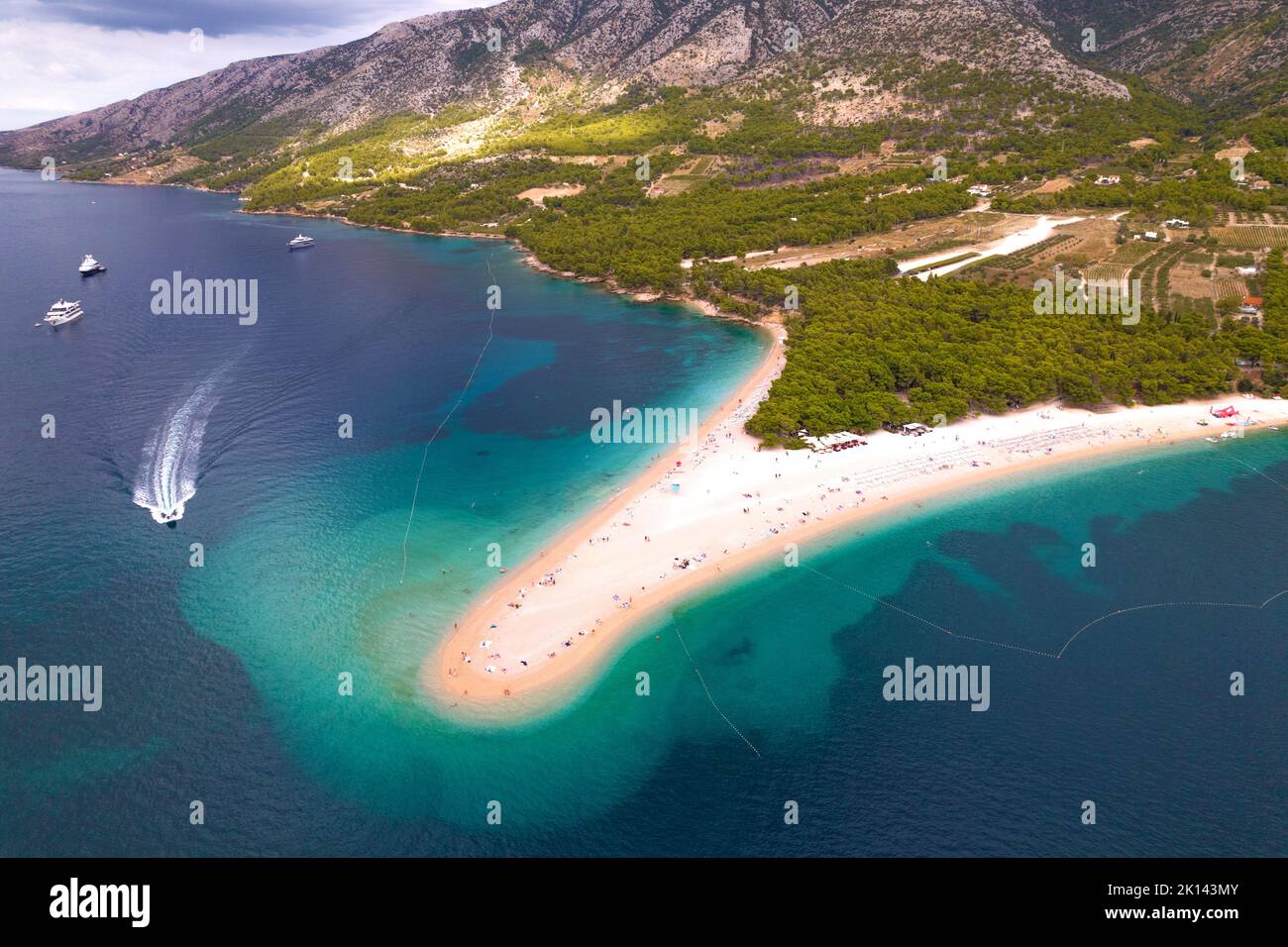 La Corne d'Or ou Zlatni Rat plage près de la ville de bol sur la côte sud de l'île croate de Brač, dans la région de Dalmatie. Banque D'Images