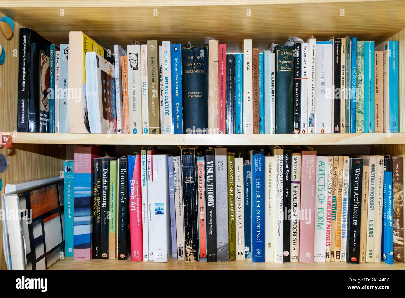 Divers livres d'art et de philosophie sur une bibliothèque Banque D'Images