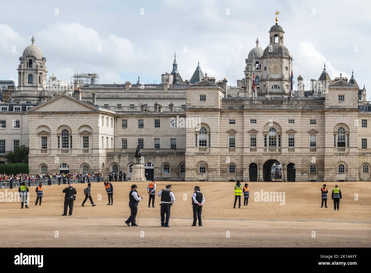 Préparatifs de dernière minute sur Horse Guards Parade, Whitehall, Londres, peu avant l'arrivée de la procession portant le cercueil de la Reine Elizabeth II, de Buckingham Palace à Westminster Hall pour le menage formel Banque D'Images