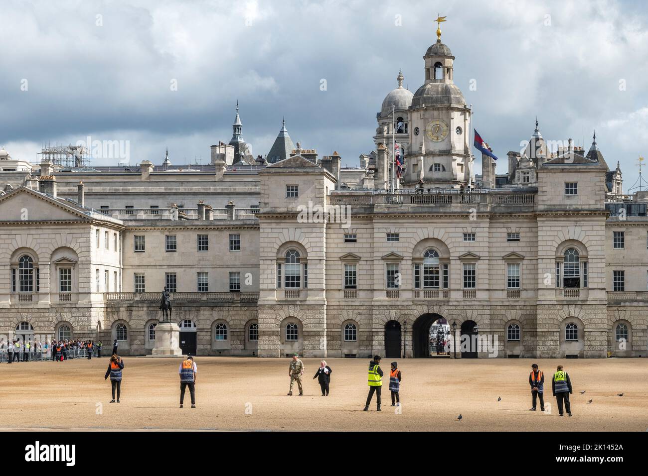 Préparatifs de dernière minute sur Horse Guards Parade, Whitehall, Londres, peu avant l'arrivée de la procession portant le cercueil de la Reine Elizabeth II, de Buckingham Palace à Westminster Hall pour le menage formel Banque D'Images