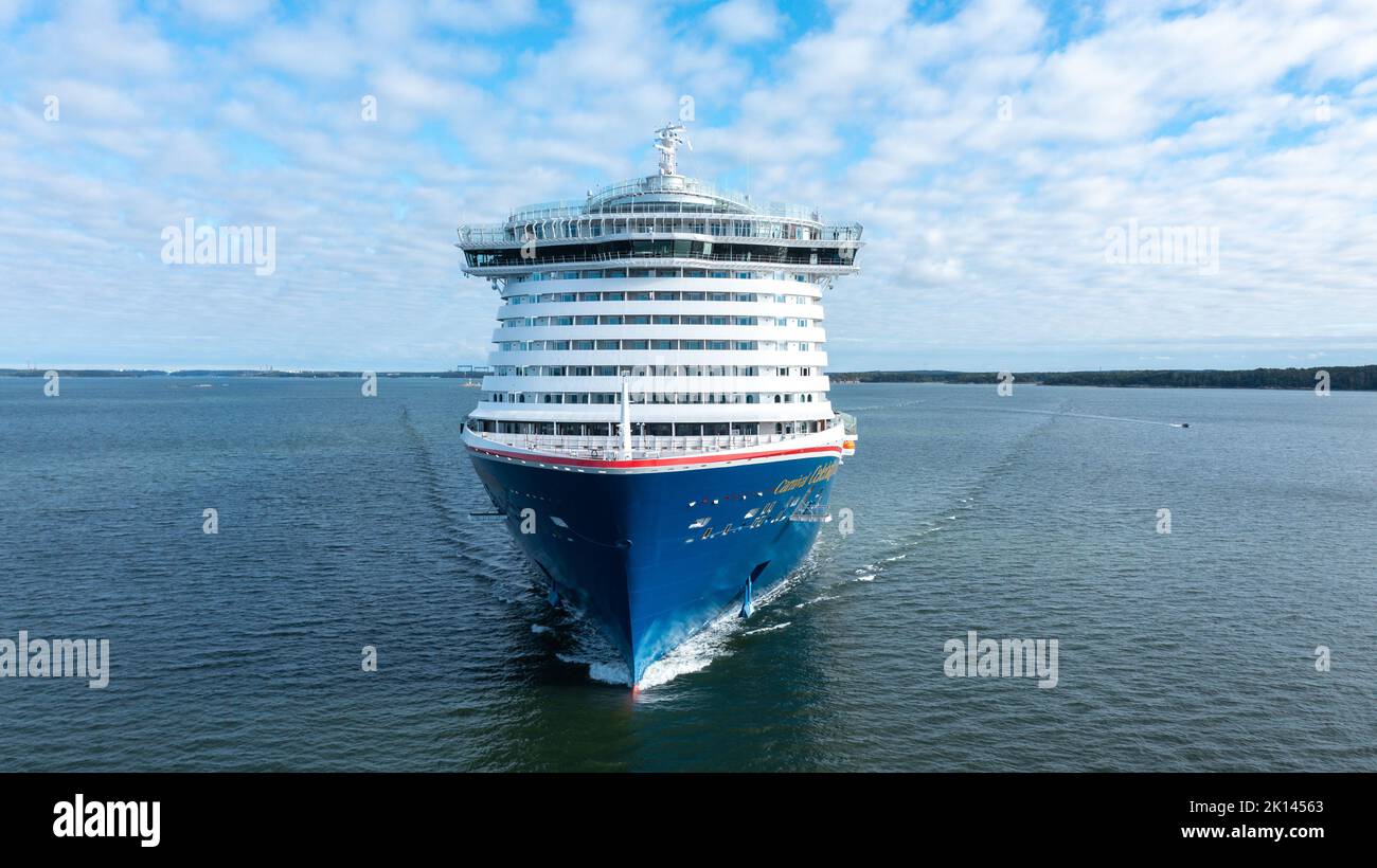 Carnival Cruise Line nouveau bateau de croisière CÉLÉBRATION DU CARNIVAL en chemin pour les essais en mer à travers l'archipel finlandais. Vue avant de l'antenne. Banque D'Images