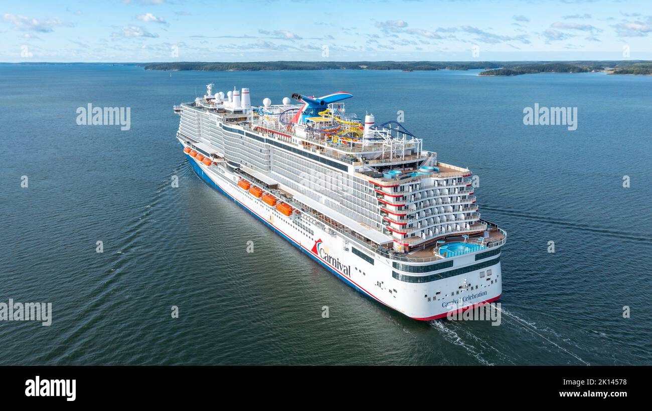 Carnival Cruise Line nouveau bateau de croisière CÉLÉBRATION DU CARNIVAL en chemin pour les essais en mer à travers l'archipel finlandais. Vue aérienne sur la poupe Banque D'Images