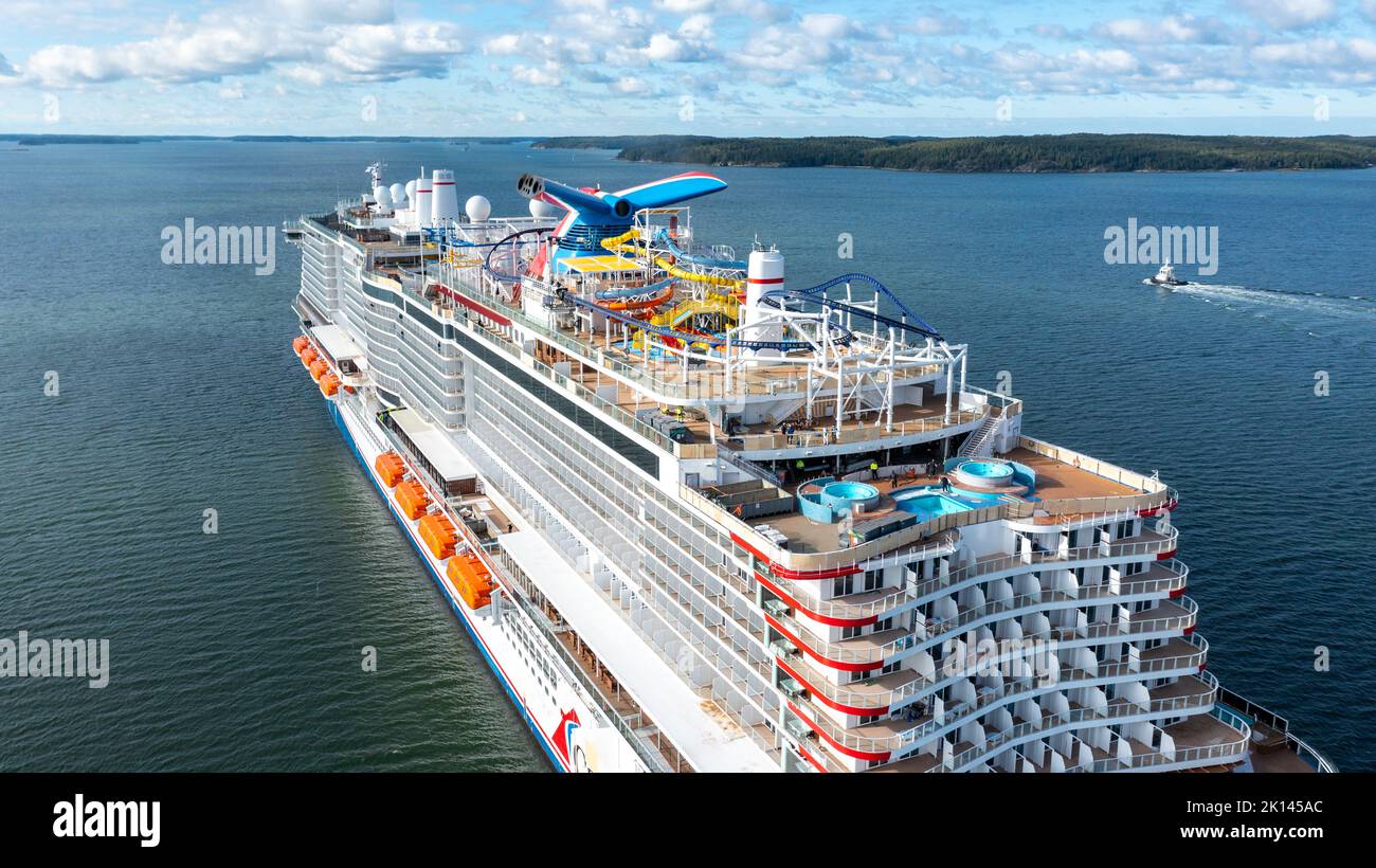 Carnival Cruise Line nouveau bateau de croisière CÉLÉBRATION DU CARNIVAL en chemin pour les essais en mer à travers l'archipel finlandais. Vue aérienne de la poupe activée Banque D'Images