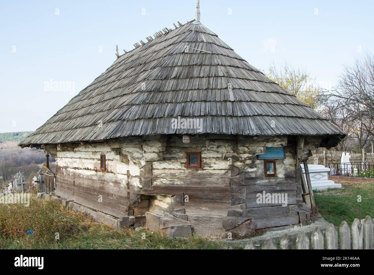 Ancienne église en bois - style roumain Banque D'Images