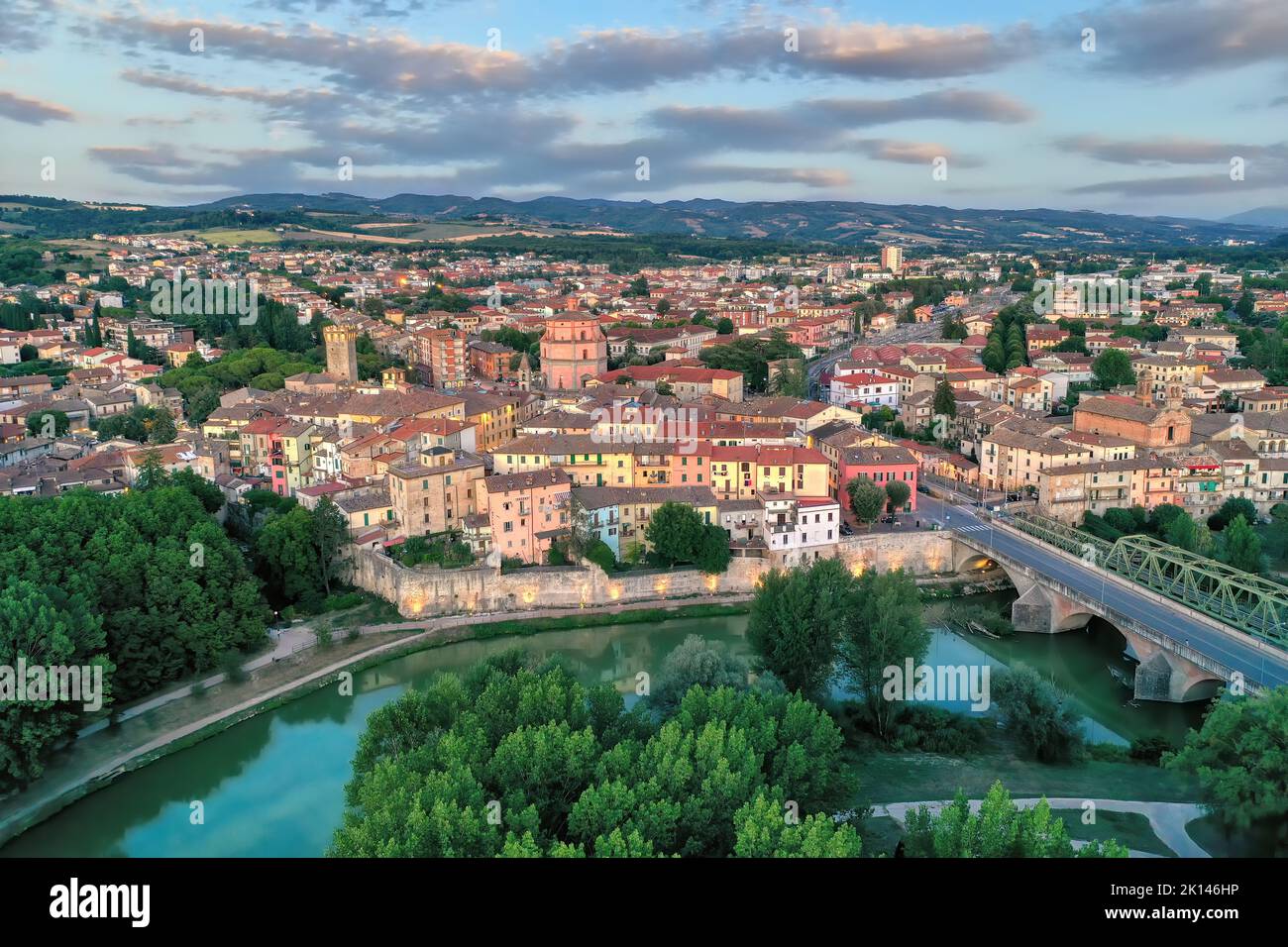 Vieille ville italienne Umbertide près de la rivière Tevere avec ciel nuageux et lumière du coucher du soleil Banque D'Images