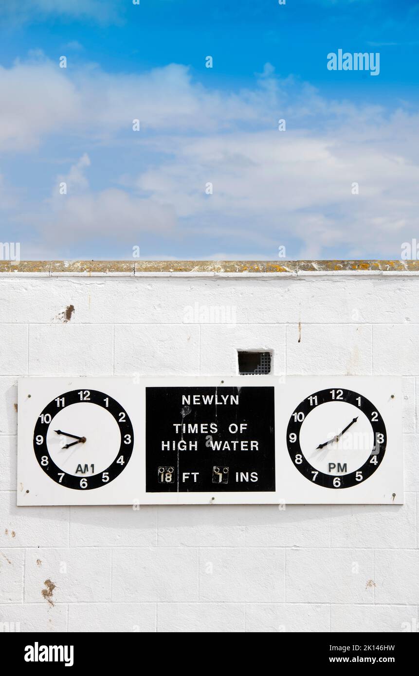 Tide Times au port de Newlyn à Cornwall, Royaume-Uni Banque D'Images