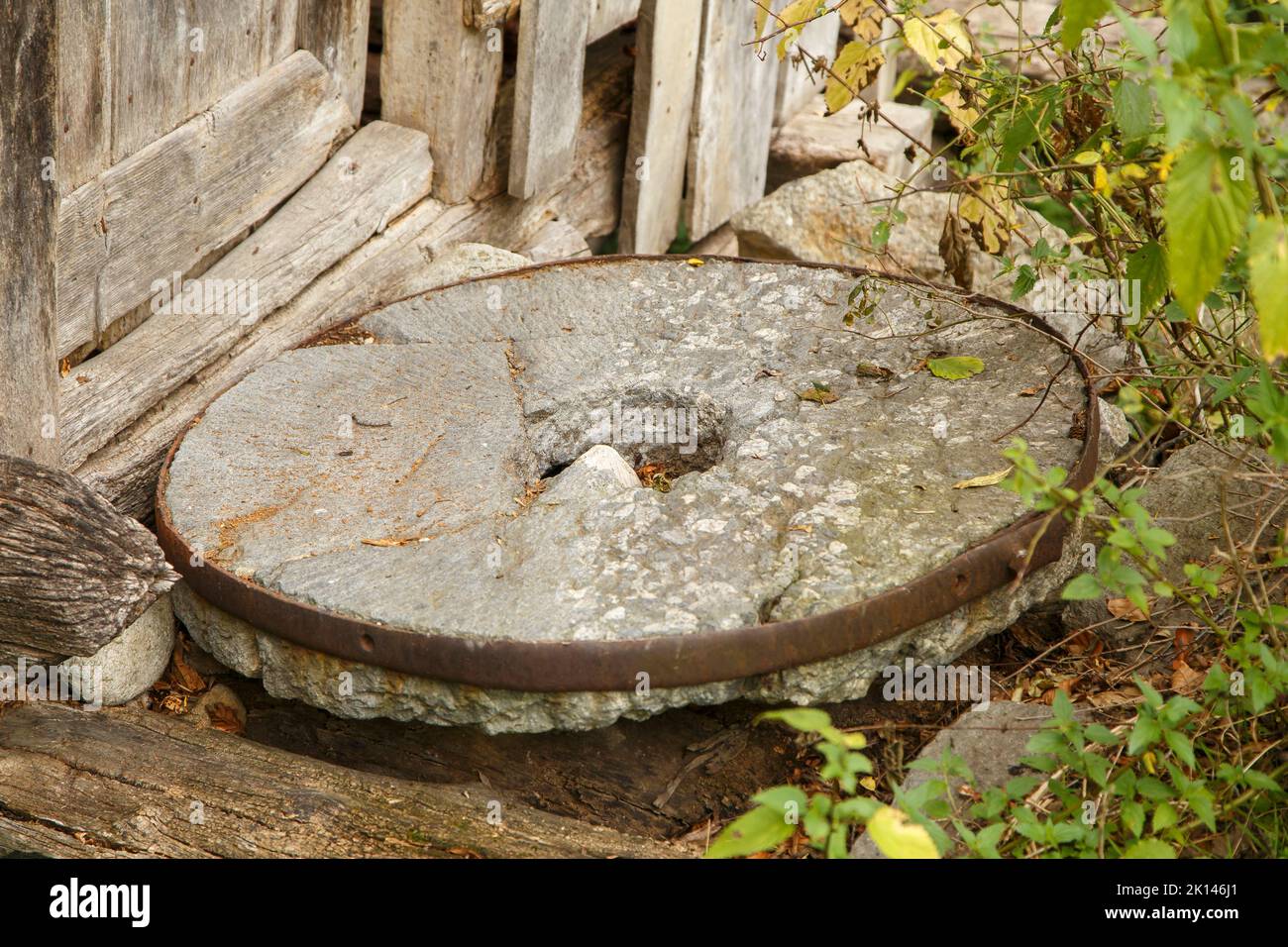 Ancienne roue de moulin à pierre avec éléments métalliques Banque D'Images