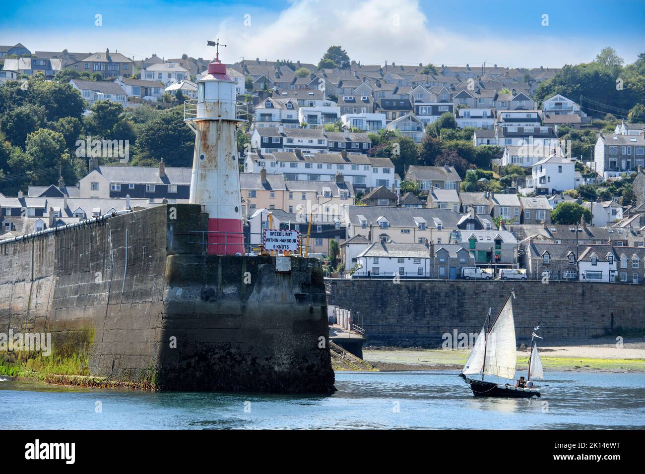 Un bateau à voile quitte le port de Newlyn à Cornwall, au Royaume-Uni - le niveau moyen de la mer à Newlyn, Ordnance Datum Newlyn fournit la référence verticale de l'Ordnance su Banque D'Images