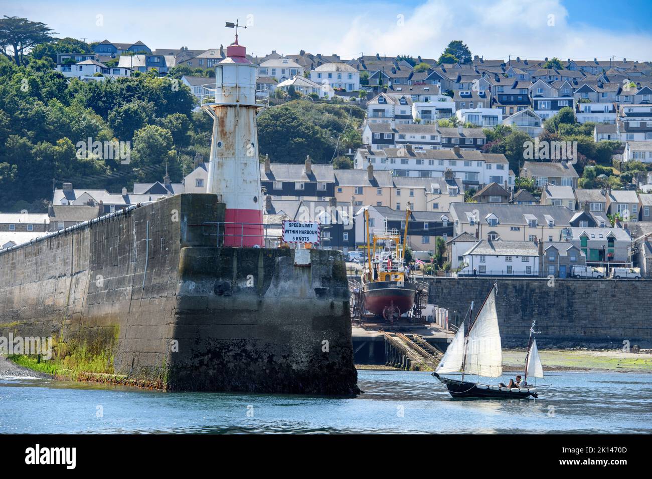 Un bateau à voile quitte le port de Newlyn à Cornwall, au Royaume-Uni - le niveau moyen de la mer à Newlyn, Ordnance Datum Newlyn fournit la référence verticale de l'Ordnance su Banque D'Images
