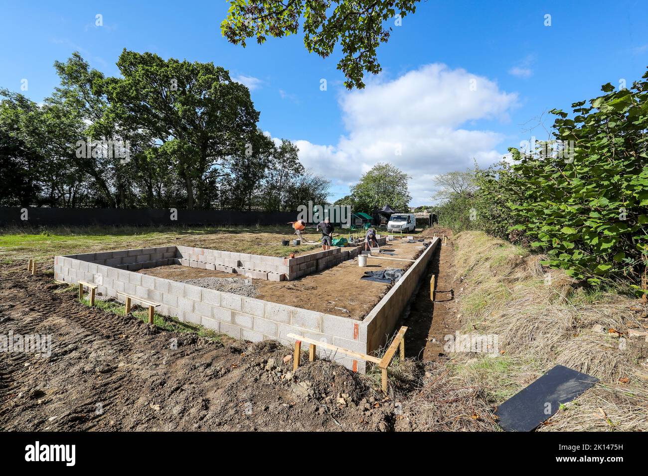 Construction rurale. Construire une base stable à l'intérieur des enclos de pâturage. Banque D'Images