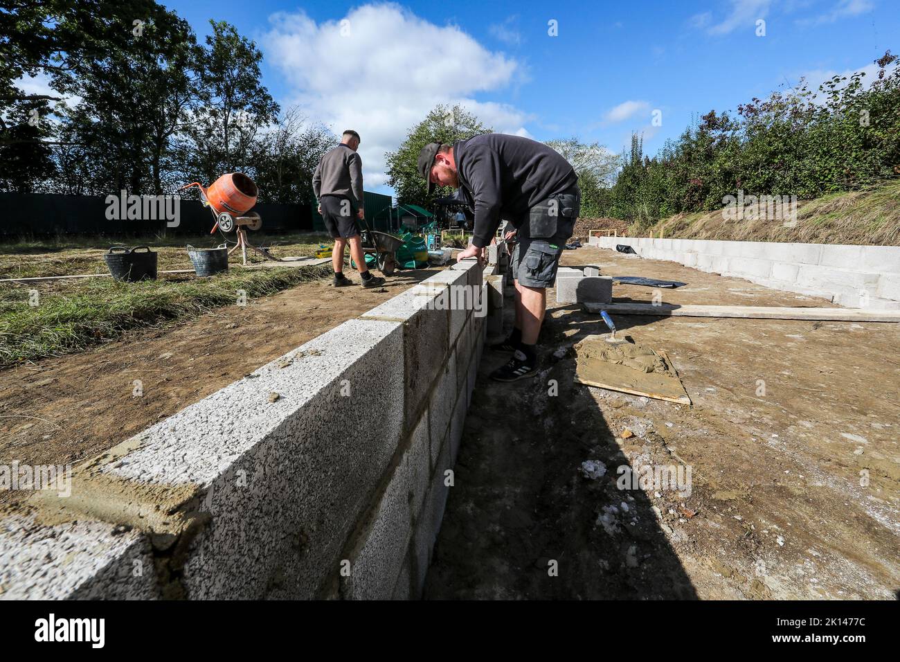 Construction rurale. Construire une base stable à l'intérieur des enclos de pâturage. Banque D'Images