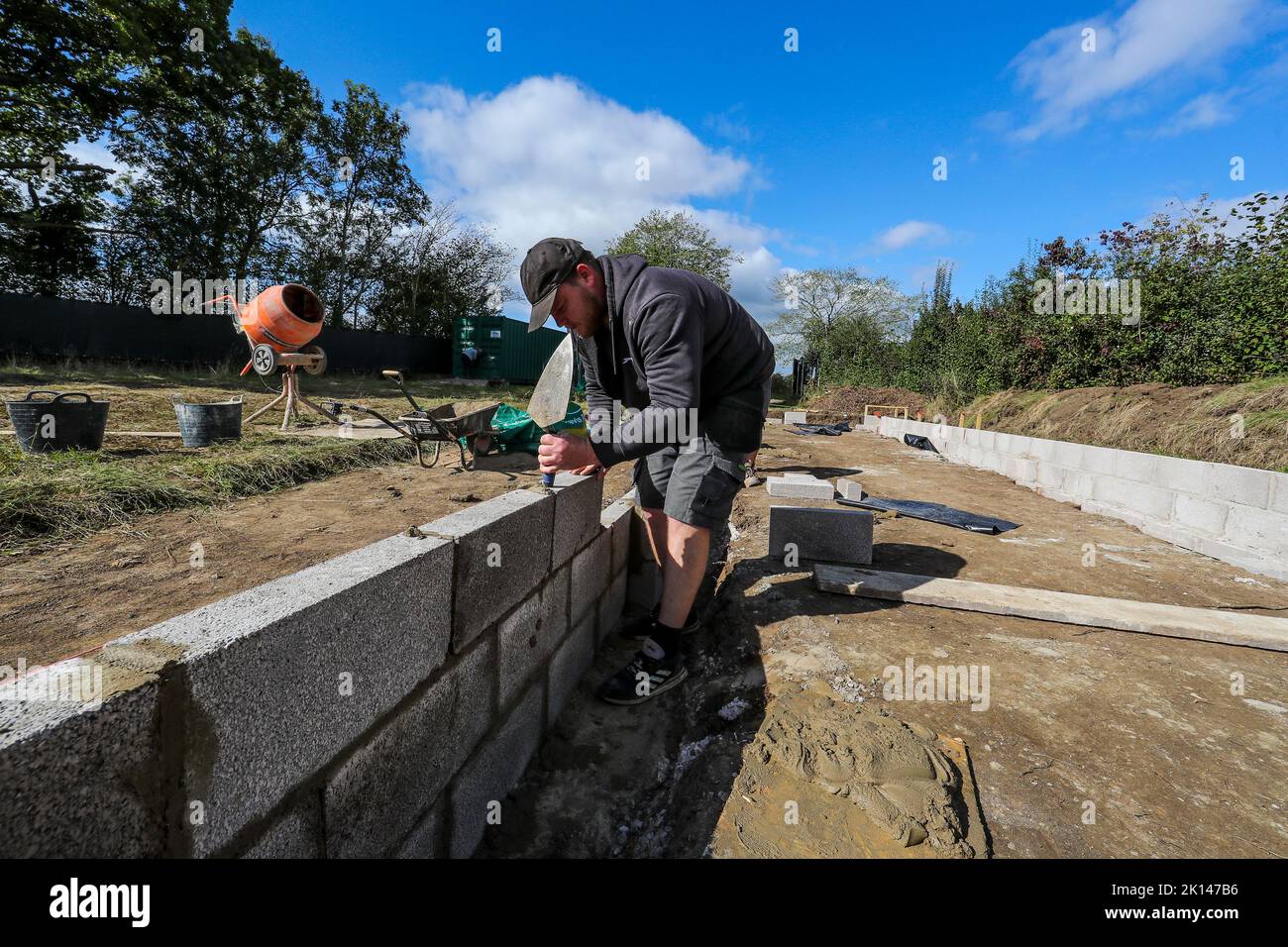 Construction rurale. Construire une base stable à l'intérieur des enclos de pâturage. Banque D'Images