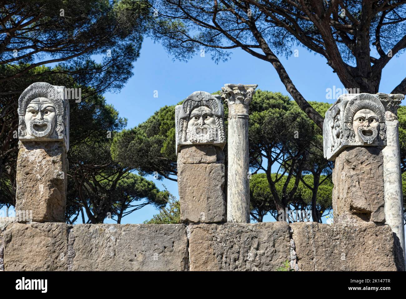 Œuvres d'art romaines anciennes trois masques ornementaux sculptés qui faisaient partie à l'origine de la décoration du théâtre romain d'Ostia Antica, R Banque D'Images