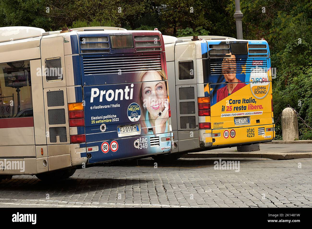 Rome, Italie. 15th septembre 2022. Les affiches électorales de Giorgia Meloni (L), leader du parti Fratelli d'Italia, et Emma Bonino (R), leader du parti Europa, sont exposées sur deux bus avant les élections politiques du 25 septembre 2022. (Photo par Vincenzo Nuzzolese/SOPA Images/Sipa USA) crédit: SIPA USA/Alamy Live News Banque D'Images