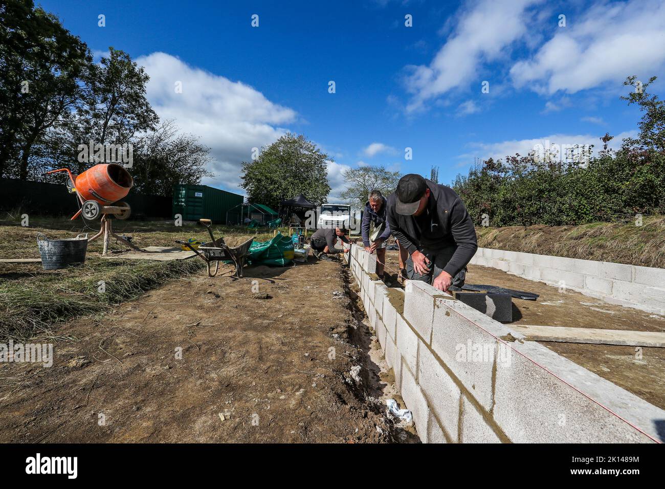 Construction rurale. Construire une base stable à l'intérieur des enclos de pâturage. Banque D'Images