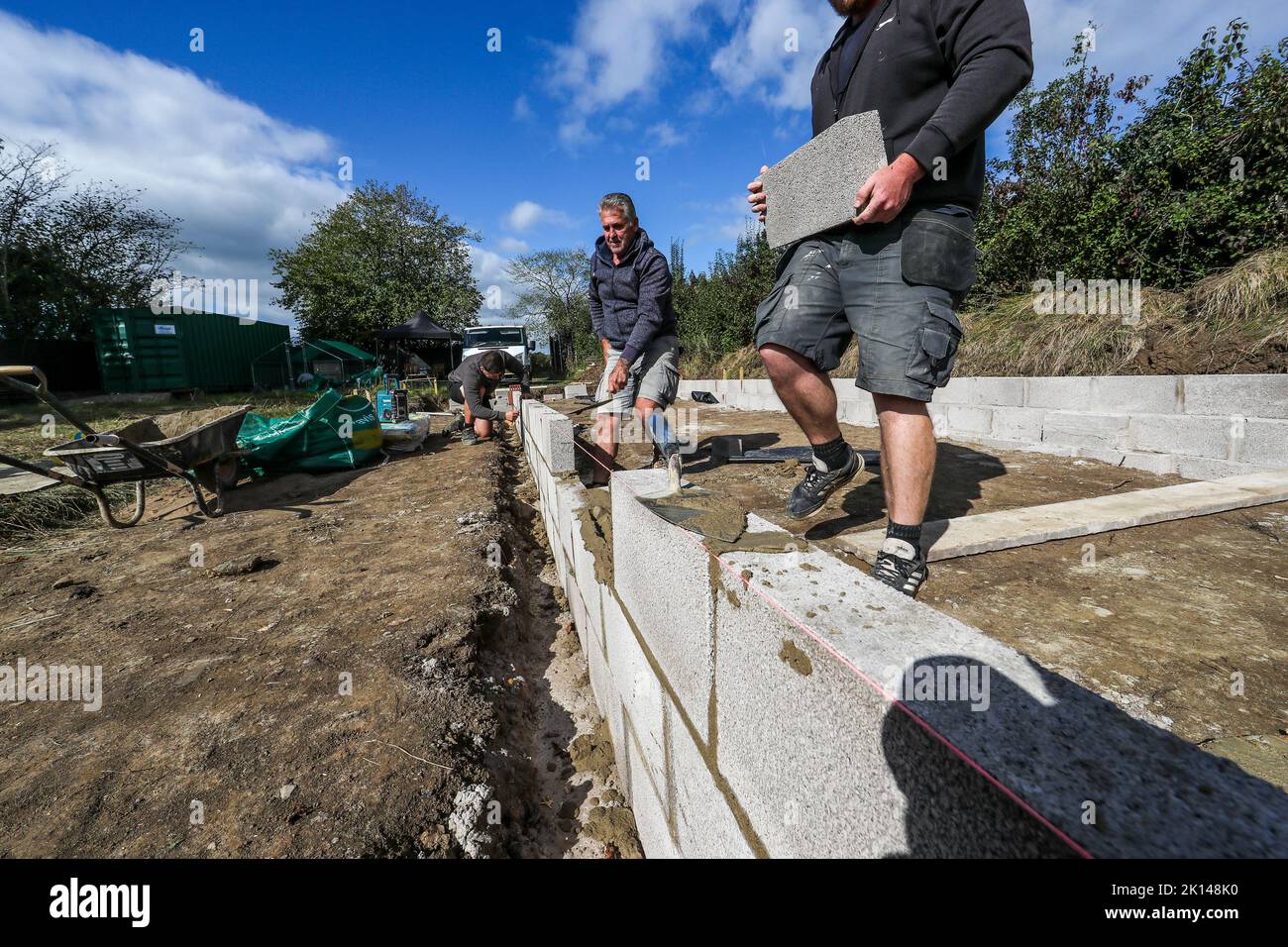 Construction rurale. Construire une base stable à l'intérieur des enclos de pâturage. Banque D'Images