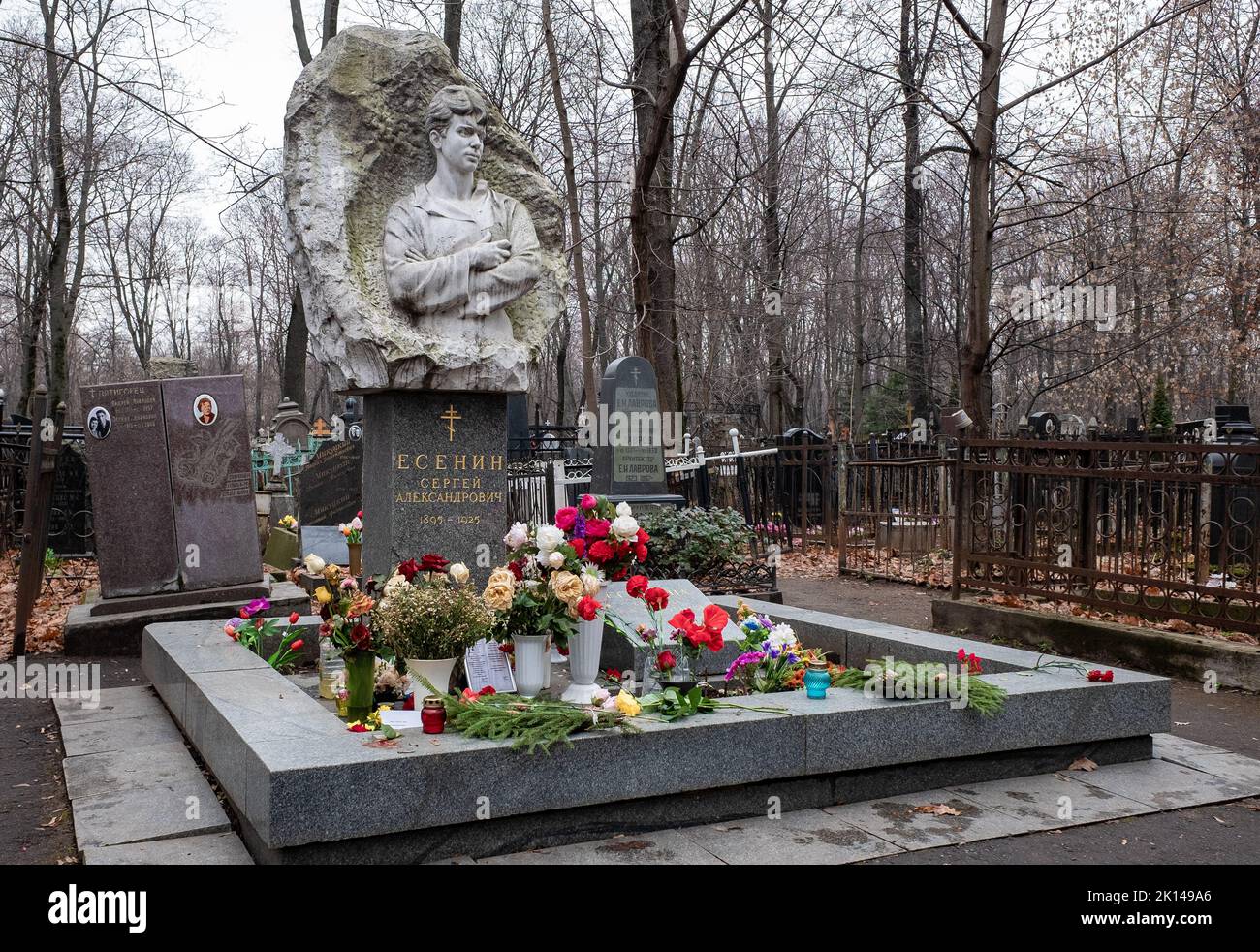 27 novembre 2021, Moscou, Russie. Monument à la tombe du poète Sergei Yesenin au cimetière de Vagankovsky à Moscou. Banque D'Images