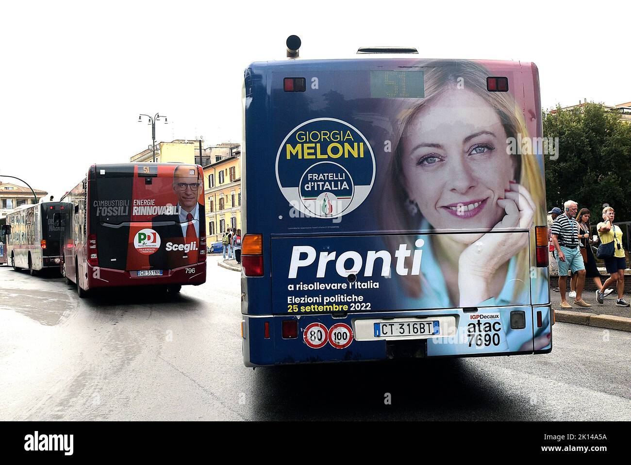 Rome, Italie. 15th septembre 2022. Les affiches électorales d'Enrico Letta (L), chef du Parti démocratique, et de Giorgia Meloni (R), chef du parti Fratelli d'Italia, sont exposées sur deux bus avant les élections politiques du 25 septembre 2022. (Credit image: © Vincenzo Nuzzolese/SOPA Images via ZUMA Press Wire) Banque D'Images