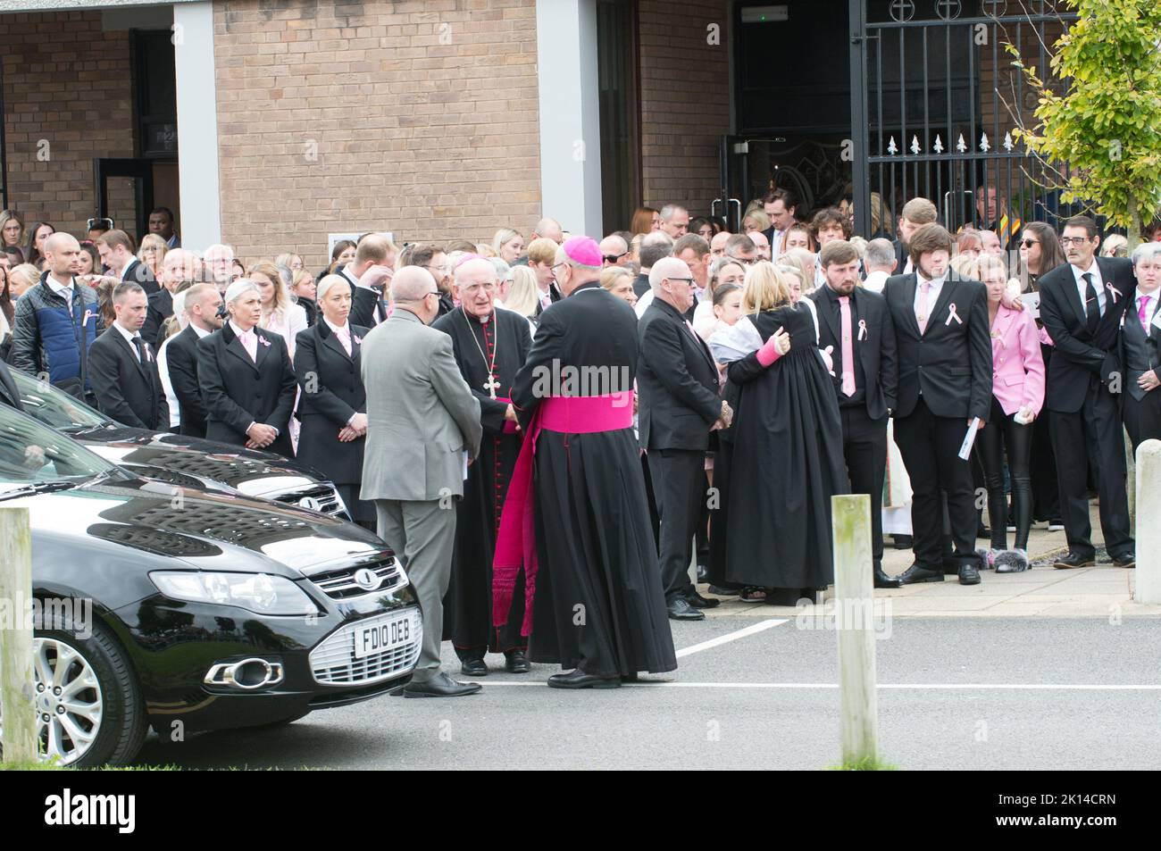 Les funérailles d'Olivia Pratt-Korbel ont eu lieu à 11am h ce jeudi 15th septembre, à l'église St Margaret Mary, Pilch Lane, Dovecot. La communauté locale ligne la rue à l'extérieur de l'église et l'école d'Olivia pour payer leurs respects à l'arrivée du cortège. Le service dirigé par le Père Roy, la mère Cheryl d'Olivia fit l'Eulogie, l'archevêque de Liverpool fit l'homélie. À la demande de la famille, la plupart des amateurs portaient du rose à la mémoire d'Olivia. Après le service à l'église, le cortège funéraire part pour un service de committal privé. L'enquête sur le meurtre d'Olivia, 9 ans, est toujours en cours. Banque D'Images