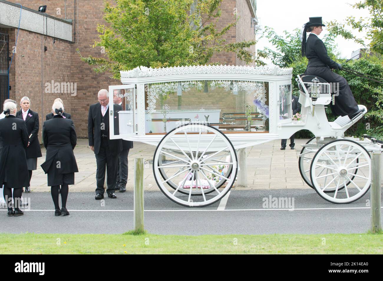 Les funérailles d'Olivia Pratt-Korbel ont eu lieu à 11am h ce jeudi 15th septembre, à l'église St Margaret Mary, Pilch Lane, Dovecot. La communauté locale ligne la rue à l'extérieur de l'église et l'école d'Olivia pour payer leurs respects à l'arrivée du cortège. Le service dirigé par le Père Roy, la mère Cheryl d'Olivia fit l'Eulogie, l'archevêque de Liverpool fit l'homélie. À la demande de la famille, la plupart des amateurs portaient du rose à la mémoire d'Olivia. Après le service à l'église, le cortège funéraire part pour un service de committal privé. L'enquête sur le meurtre d'Olivia, 9 ans, est toujours en cours. Banque D'Images