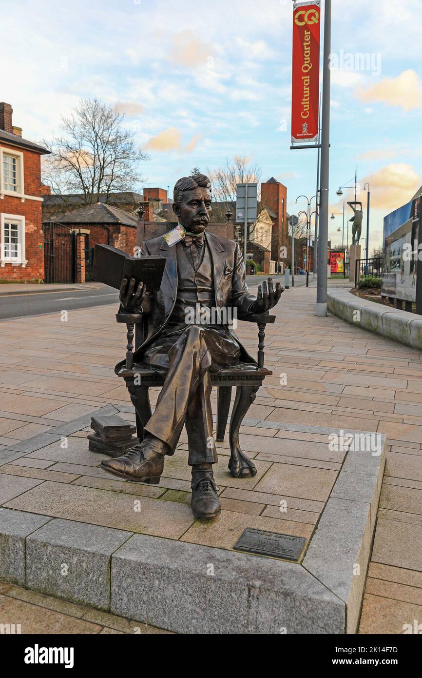 Sculpture en bronze de romancier, dramaturge et essayiste Arnold Bennett à l'extérieur du Musée Potteries et de la Galerie d'art, Hanley, Stoke on Trent, Angleterre Banque D'Images