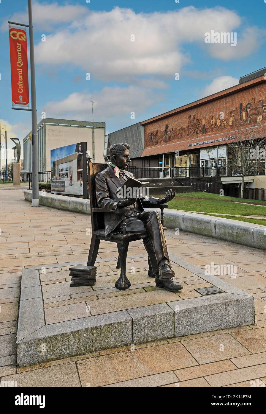 Sculpture en bronze de romancier, dramaturge et essayiste Arnold Bennett à l'extérieur du Musée Potteries et de la Galerie d'art, Hanley, Stoke on Trent, Angleterre Banque D'Images