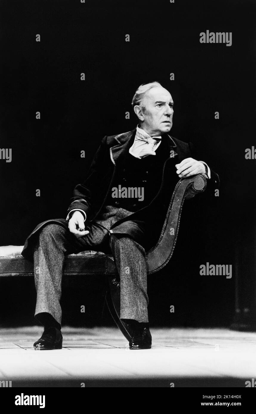 Ralph Richardson (John Gabriel Borkman) dans JOHN GABRIEL BORKMAN par Henrik Ibsen au National Theatre (NT), The Old Vic, Londres SE1 28/01/1975 version anglaise par Inga-Stina Ewbank & Peter Hall design: Timothy O’Brien & Tazeena Firth éclairage: David Hersey réalisateur: Peter Hall Banque D'Images
