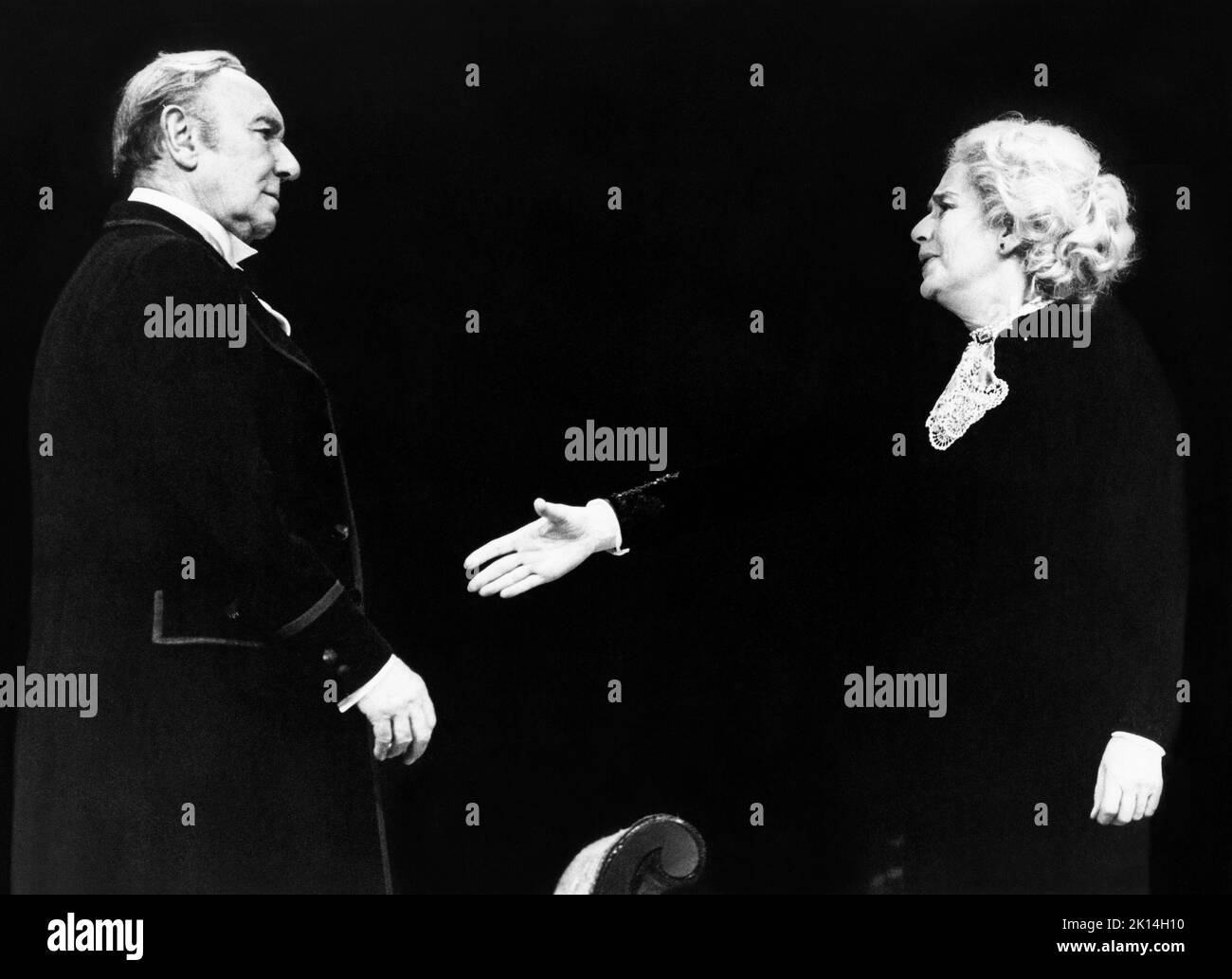 Ralph Richardson (John Gabriel Borkman), Peggy Ashcroft (Ella Rentheim) dans JOHN GABRIEL BORKMAN par Henrik Ibsen au National Theatre (NT), The Old Vic, Londres SE1 28/01/1975 version anglaise par Inga-Stina Ewbank & Peter Hall design: Timothy O’Brien & Tazeena Firth éclairage: David Hersey réalisateur: Peter Hall Banque D'Images